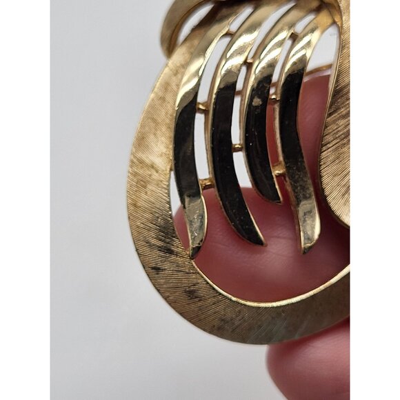 VTG Crown Trifari Gold Tone Brooch Frond Textured Classic - Picture 7 of 8